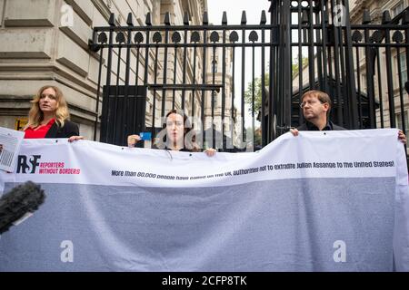 Stella Moris (au centre) avec Rebecca Vincent et Christian MiHR de Reporters sans frontière, à l'extérieur de Downing Street, à Westminster, Londres, après avoir tenté de présenter une pétition Reporters sans frontières contre l'extradition de son partenaire, le fondateur de Wikileaks, Julian Assange, aux États-Unis. Banque D'Images