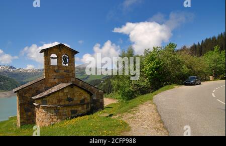 Une vue sur la chapelle de pierre sur le lac de Roselend, france Banque D'Images