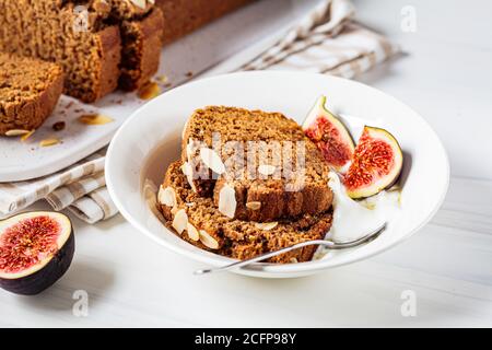 Portion de gâteau aux fruits de noyer avec yaourt et figues. Banque D'Images