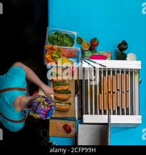 Cuisine de hot-dogs végétaliens. Vue de dessus. Cuisine de rue servant avec des aliments sains, saucisses. Hot-dogs à base de protéines de soja wiener, légumes. barbecue d'été Banque D'Images