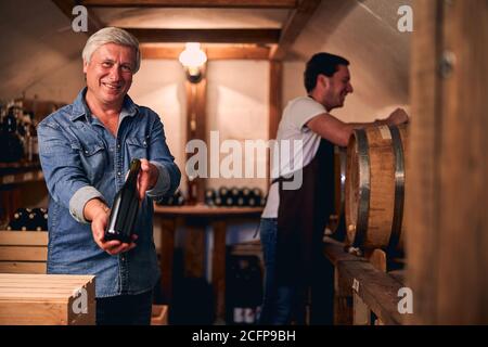 Seuls sommeliers professionnels travaillant dans notre domaine Banque D'Images