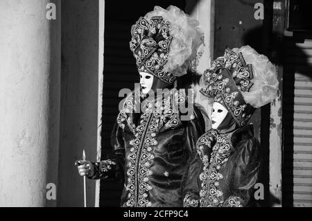 VENISE, ITALIE - 16 FÉVRIER 2015 : deux masques sur la place Saint-Marc pendant le carnaval traditionnel. Le carnaval est un événement annuel qui se termine le mardi de Shrove. Banque D'Images