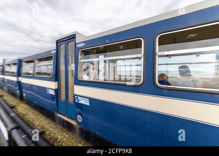 Femme en masque facial voyageant dans une voiture de Southend Pier train à Southend on Sea, Essex, Royaume-Uni, pendant le relâchement du coronavirus COVID-19 Banque D'Images