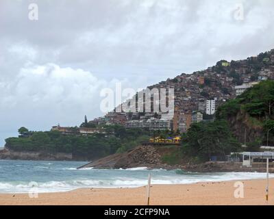 Rio de Janeiro, Brésil - avril 2012 : le favelas Vidigal vu de la plage d'Ipanema Banque D'Images