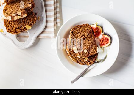 Portion de gâteau aux fruits de noyer avec yaourt et figues. Banque D'Images