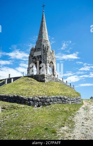 Monument commémoratif dédié aux soldats tués dans la première Guerre mondiale Sur le Mont Cimone en Italie appelé OSSARIO DEL CIMONE Banque D'Images