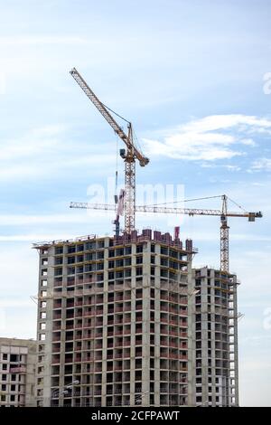 Moscou. Russie. 06 septembre 2020 vue de la construction d'une maison monolithique moderne sur fond de ciel. Grues à tour dans le Banque D'Images