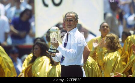 Chicago, États-Unis. 23 avril 2015. Franz Beckenbauer aura 75 ans le 09/11/2020 anniversaire d'une légende FIro 06/17/1994 cérémonie d'ouverture de la coupe du monde WM à Chicago Franz Beckenbauer avec la coupe du monde WM Pokal | usage dans le monde crédit: dpa/Alay Live News Banque D'Images