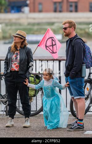 Londres, Royaume-Uni. 06e septembre 2020. L'alerte d'inondation de la rébellion de l'extinction ! Une fête sur la plage qui met en évidence le risque accru d'inondation « nous sommes tous confrontés » : montée en mer, inondation de rivière, précipitations excessives et inondations soudaines. Le « verrouillage » facilité se poursuit pour l'épidémie de coronavirus (Covid 19) à Londres. Crédit : Guy Bell/Alay Live News Banque D'Images