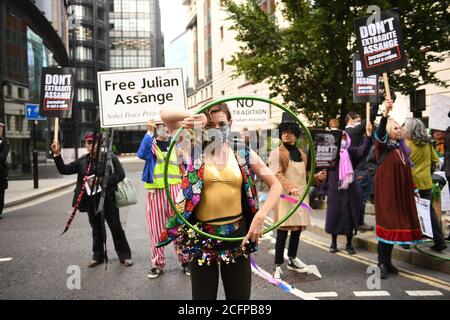 Les manifestants « ne pas extrader Assange » devant Old Bailey, Londres, en prévision d'une audience dans la bataille contre l'extradition aux États-Unis du fondateur de Wikileaks. Banque D'Images