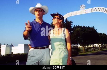 Dallas, États-Unis. 23 avril 2015. Franz Beckenbauer aura 75 ans le 09/11/2020 anniversaire d'une légende FIro coupe du monde 1994 football: Archive photo Franz Beckenbauer avec chapeau de cow-boy en privé avec la femme Sybille sur le South Form Ranch à Dallas/USA lieu de la série réussie | utilisation dans le monde crédit: dpa/Alay Live News Banque D'Images