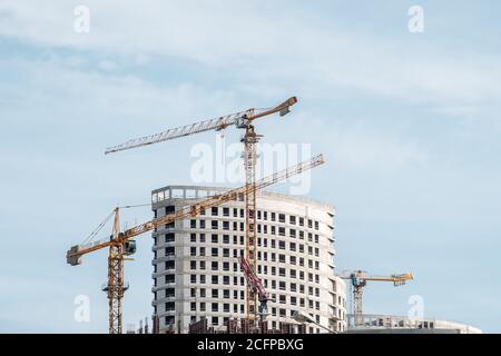 Moscou. Russie. 06 septembre 2020 vue de la construction d'une maison monolithique moderne sur fond de ciel. Grues à tour dans le Banque D'Images