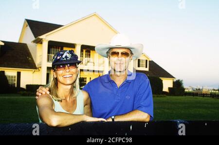 Dallas, États-Unis. 23 avril 2015. Franz Beckenbauer aura 75 ans le 09/11/2020 anniversaire d'une légende FIro coupe du monde 1994 football: Archive photo Franz Beckenbauer avec chapeau de cow-boy en privé avec la femme Sybille sur le South Form Ranch à Dallas/USA lieu de la série réussie | utilisation dans le monde crédit: dpa/Alay Live News Banque D'Images