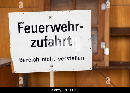 Magdebourg, Allemagne. 04e septembre 2020. La route d'accès aux pompiers est sur un panneau dans la ville. Il fait partie de l'inventaire qui a été vendu à une vente aux enchères le week-end. L'hôtel de ville doit maintenant être rénové dans les trois ans. Coûts: Environ 70 millions d'euros. Le bâtiment a été érigé entre 1926 et 1927 à l'occasion de l'exposition de théâtre allemand dans le style du nouveau bâtiment. Les architectes étaient Johannes Göderitz et Wilhelm Deffke. Credit: Stephan Schulz/dpa-Zentralbild/ZB/dpa/Alay Live News Banque D'Images