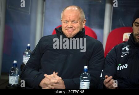 Le directeur de l'équipe norvégienne Per-Mathias Høgmo vu sur la touche lors de l'amicale de football entre Noway et la Finlande à Ullevaal Stadion à Oslo. Norvège, 29/03 2016. Banque D'Images