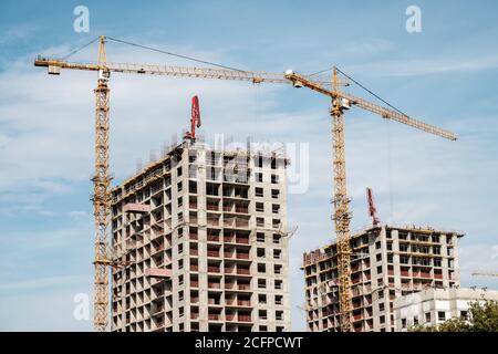 Moscou. Russie. 06 septembre 2020 vue de la construction d'une maison monolithique moderne sur fond de ciel. Grues à tour dans le Banque D'Images