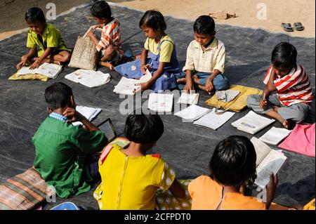 INDE Westbengal, tutorat pour les enfants de Dalit et Adivasi dans le village / INDIEN Westbengalen , ONG Projekte zur Bildung U. laendlichen Entwicklung fuer Adivasi und Dalits , Nachhilfe fuer Schulkinder im Dorf Kustora Banque D'Images