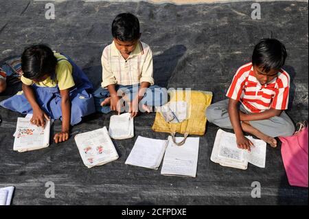 INDE Westbengal, tutorat pour les enfants de Dalit et Adivasi dans le village / INDIEN Westbengalen , ONG Projekte zur Bildung U. laendlichen Entwicklung fuer Adivasi und Dalits , Nachhilfe fuer Schulkinder im Dorf Kustora Banque D'Images