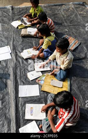 INDE Westbengal, tutorat pour les enfants de Dalit et Adivasi dans le village / INDIEN Westbengalen , ONG Projekte zur Bildung U. laendlichen Entwicklung fuer Adivasi und Dalits , Nachhilfe fuer Schulkinder im Dorf Kustora Banque D'Images