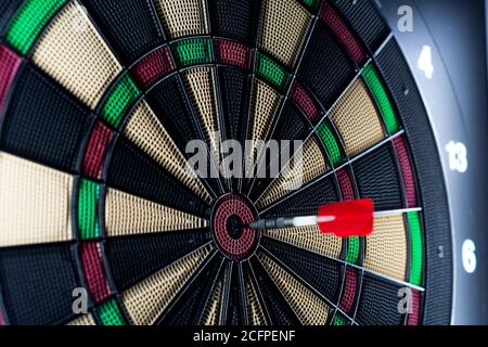 Gros plan d'un dart coincé au centre de la cible Banque D'Images