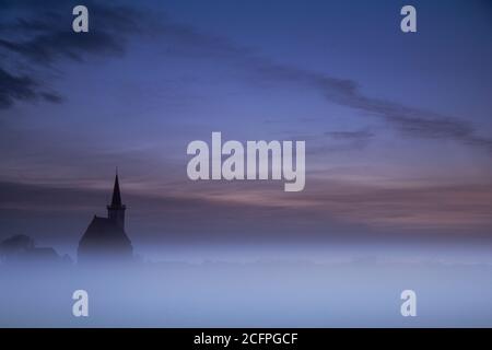 Eglise de Den Hoorn dans le brouillard, pays-Bas, Texel, Den Hoorn Banque D'Images