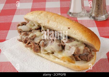 Un sandwich au steak de Philly sur une table de pique-nique Banque D'Images