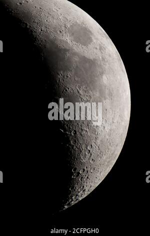 Vue sur le croissant de lune avec télescope. Banque D'Images