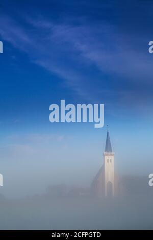 Eglise de Den Hoorn dans le brouillard, pays-Bas, Texel, Den Hoorn Banque D'Images