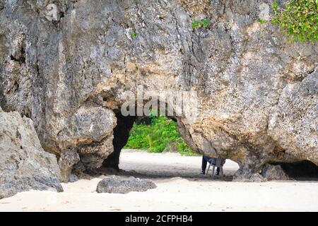 Boracay, Philippines - 23 janvier 2020 : plage blanche de l'île de Boracay. Vue à travers un tunnel dans le rocher à la mer. Quelques jours avant l'épidémie de Banque D'Images