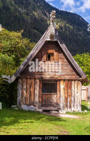 Hutte en bois comme un film dans le village viking Flake à Walchensee. Banque D'Images