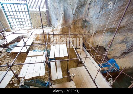 Site de la Caune de l'Arago (France), où ont été trouvés des fossiles et des outils de pierre de Homo heidelbergensis (Homo neanderthalensis). Banque D'Images