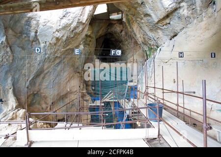 Site de la Caune de l'Arago (France), où ont été trouvés des fossiles et des outils de pierre de Homo heidelbergensis (Homo neanderthalensis). Banque D'Images