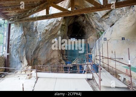 Site de la Caune de l'Arago (France), où ont été trouvés des fossiles et des outils de pierre de Homo heidelbergensis (Homo neanderthalensis). Banque D'Images