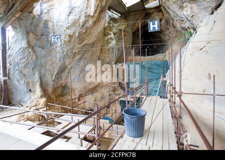 Site de la Caune de l'Arago (France), où ont été trouvés des fossiles et des outils de pierre de Homo heidelbergensis (Homo neanderthalensis). Banque D'Images