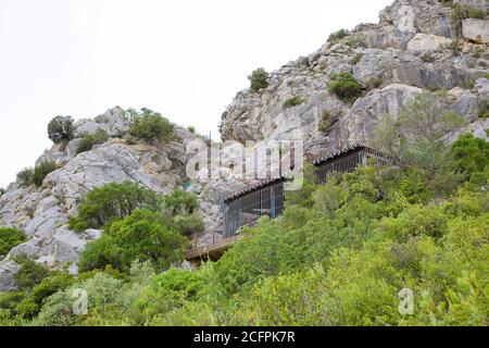 Site de la Caune de l'Arago (France), où ont été trouvés des fossiles et des outils de pierre de Homo heidelbergensis (Homo neanderthalensis). Banque D'Images