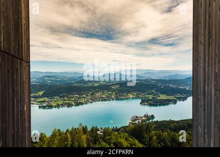 Vue sur le lac Worthersee et la ville de Klagenfurt depuis la tour de pyramenidenkogel. Banque D'Images