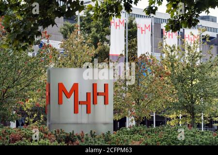 Hanovre, Allemagne, 6 septembre 2020 : MHH Medical University Hanovre, drapeaux portant le logo MHH sur l'entrée centrale. --- Hanovre, 06.09.2020: MHH Medizinische Hochschule Hannover, Fahnen mit dem logo der MHH an der zentralen Zufahrt. Banque D'Images