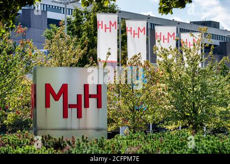 Hanovre, Allemagne, 6 septembre 2020 : MHH Medical University Hanovre, drapeaux portant le logo MHH sur l'entrée centrale. --- Hanovre, 06.09.2020: MHH Medizinische Hochschule Hannover, Fahnen mit dem logo der MHH an der zentralen Zufahrt. Banque D'Images