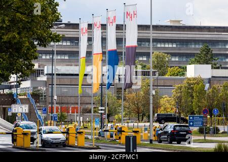 Hanovre, Allemagne, 6 septembre 2020 : MHH Medical University Hanovre, drapeaux portant le logo MHH sur l'entrée centrale. --- Hanovre, 06.09.2020: MHH Medizinische Hochschule Hannover, Fahnen mit dem logo der MHH an der zentralen Zufahrt. Banque D'Images