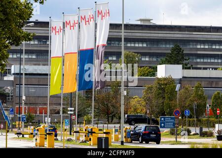 Hanovre, Allemagne, 6 septembre 2020 : MHH Medical University Hanovre, drapeaux portant le logo MHH sur l'entrée centrale. --- Hanovre, 06.09.2020: MHH Medizinische Hochschule Hannover, Fahnen mit dem logo der MHH an der zentralen Zufahrt. Banque D'Images