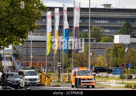 Hanovre, Allemagne, 6 septembre 2020 : MHH Medical University Hanovre, drapeaux portant le logo MHH sur l'entrée centrale. --- Hanovre, 06.09.2020: MHH Medizinische Hochschule Hannover, Fahnen mit dem logo der MHH an der zentralen Zufahrt. Banque D'Images