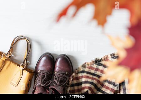 Ensemble de vêtements chauds confortables pour femme pour l'automne vue de dessus sur fond de bois blanc. Vêtements de mode d'automne Flat lay. Banque D'Images