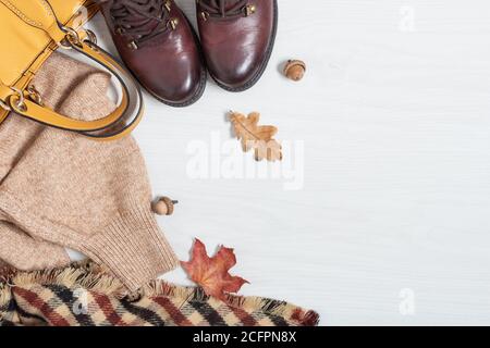 Ensemble de vêtements chauds confortables pour femme pour l'automne vue de dessus sur fond de bois blanc. Vêtements de mode d'automne Flat lay. Banque D'Images