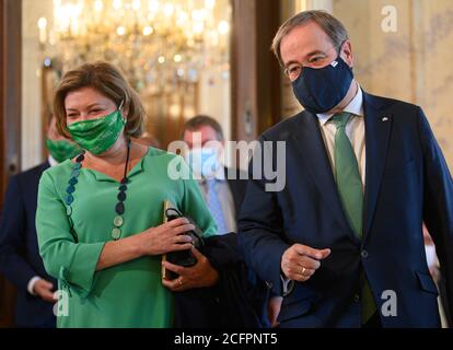 06 septembre 2020, Saxe, Dresde: Armin Laschet (CDU), Premier ministre de l'État de Rhénanie-du-Nord-Westphalie, et son épouse Susanne Laschet assisteront à la cérémonie de remise du 24e prix Erich Kästner du club de presse de Dresde au sauvetage en mer Claus-Peter Reisch au château d'Albrechtsberg. Au cours de l'été 2018, Claus-Peter Reisch a passé des jours à naviguer en Méditerranée pour l'association de Dresde Mission Lifeline avec 230 réfugiés sauvés de la détresse en mer qui ne voulaient pas être emmenés par aucun État. Le prix est doté de 10,000 euros et est décerné tous les deux ans. Photo: Robert Michae Banque D'Images