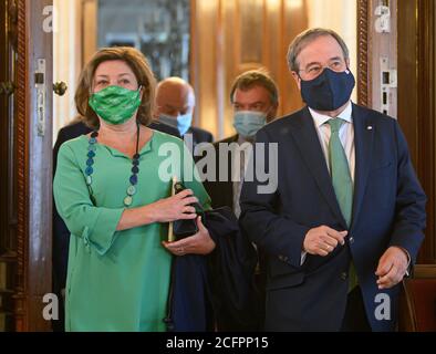 06 septembre 2020, Saxe, Dresde: Armin Laschet (CDU), Premier ministre de l'État de Rhénanie-du-Nord-Westphalie, et son épouse Susanne Laschet assisteront à la cérémonie de remise du 24e prix Erich Kästner du club de presse de Dresde au sauvetage en mer Claus-Peter Reisch au château d'Albrechtsberg. Au cours de l'été 2018, Claus-Peter Reisch a passé des jours à naviguer en Méditerranée pour l'association de Dresde Mission Lifeline avec 230 réfugiés sauvés de la détresse en mer qui ne voulaient pas être emmenés par aucun État. Le prix est doté de 10,000 euros et est décerné tous les deux ans. Photo: Robert Michae Banque D'Images