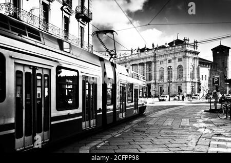 Le tramway coloré de Turin, Italie Banque D'Images