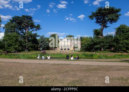 Arrière de Sir John Soanes Pitzhanger Manor flanqué par les Cèdres du Liban depuis Walpole Park, Ealing, Londres Banque D'Images