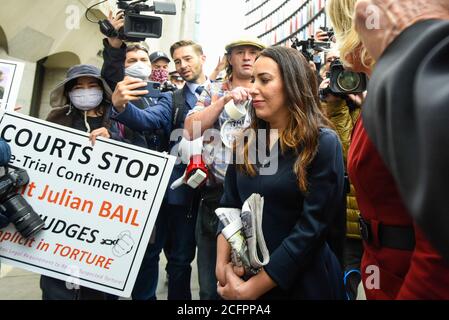 Londres, Royaume-Uni. 7 septembre 2020. La fiancée de Julian Assange, Stella Moris (C), arrive au Old Bailey à titre d'audience d'extradition de Julian Assange, qui devrait durer trois ou quatre semaines, reprend après avoir été reportée en raison de l'enfermement pandémique du coronavirus. Julian Assange est recherché aux États-Unis pour avoir conspiré avec l'analyste des renseignements militaires Chelsea Manning pour avoir exposé des secrets militaires en 2010. Credit: Stephen Chung / Alamy Live News Banque D'Images