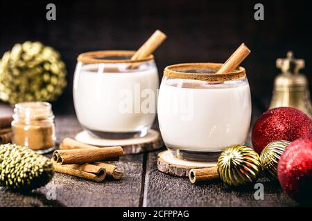 Lait de Noël traditionnel chaud avec noix de muscade râpée et cannelle. Banque D'Images