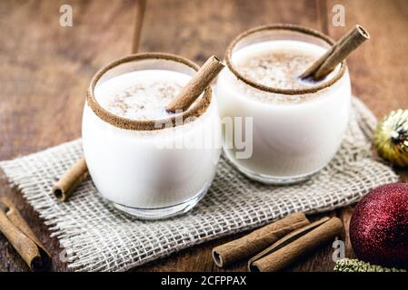 Lait de Noël traditionnel chaud avec noix de muscade râpée et cannelle. Banque D'Images